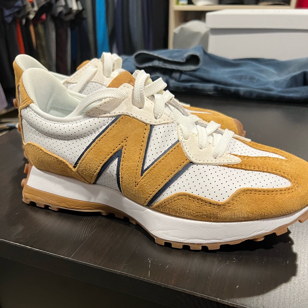 New Balance Bandier 327 womens size 9. New- never worn. No box.